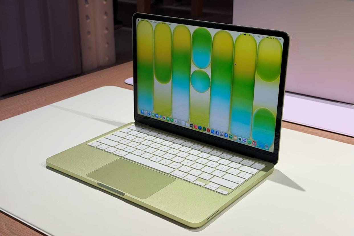 MacBook açıq masada