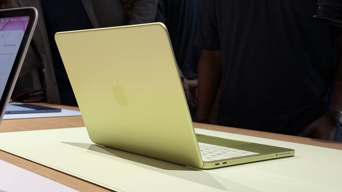 MacBook və qəhvə — kafe muhiti